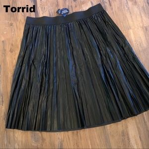 Torrid Runway Collection NEW NWT 4 4X faux leather black skirt